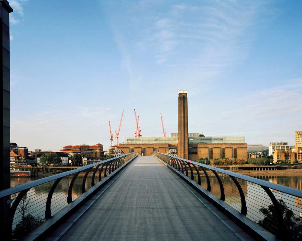 solo travel to london